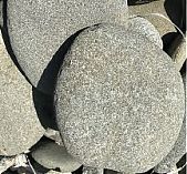 Камень отборный плоский булыжник серый 80-100 мм